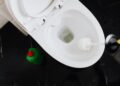 Este ingrediente ajuda a recuperar o branco do vaso sanitário em poucos minutos