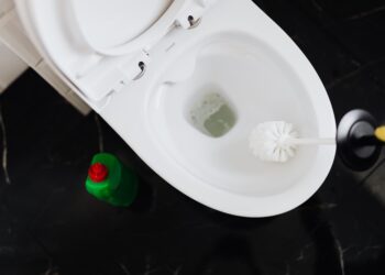 Este ingrediente ajuda a recuperar o branco do vaso sanitário em poucos minutos