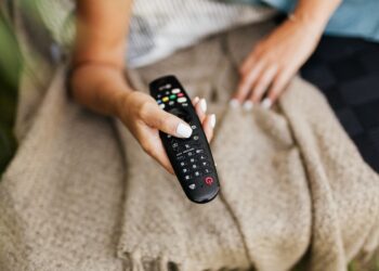 Segure o botão 0 do controle da TV por 3 segundos para ativar uma função escondida