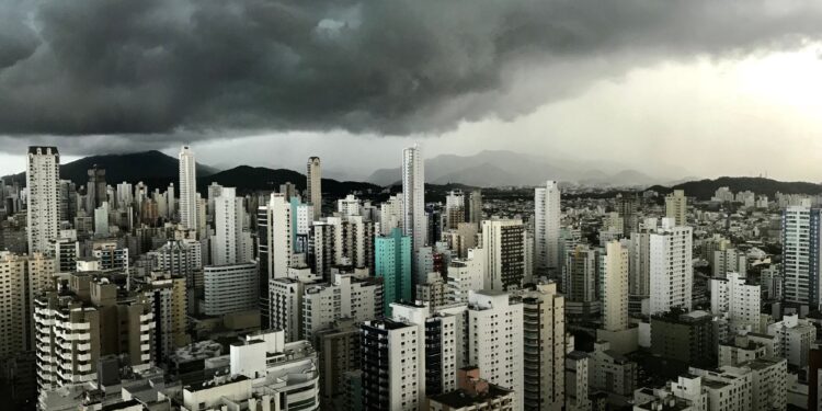 Semana começa com chuva e termina sob influência de novo ciclone; veja as regiões afetadas