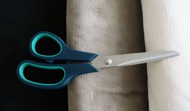 O truque simples para afiar tesouras em casa sem precisar comprar ferramentas específicas