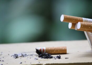 O que aconteceu com o menino que chocou o mundo ao fumar 40 cigarros por dia aos 2 anos de idade
