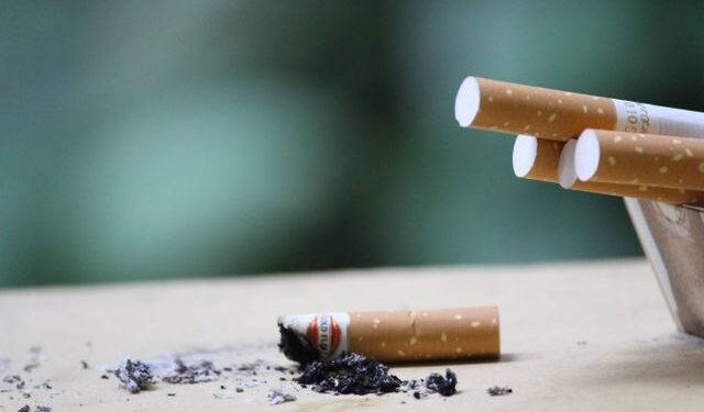 O que aconteceu com o menino que chocou o mundo ao fumar 40 cigarros por dia aos 2 anos de idade