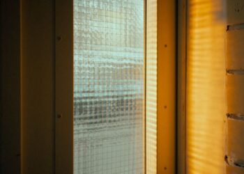Portas de madeira perdem espaço para solução que integra ambientes sem abrir mão da privacidade