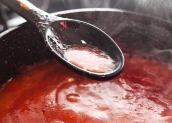 Ingrediente simples que deixa o molho de tomate mais espesso sem usar farinha