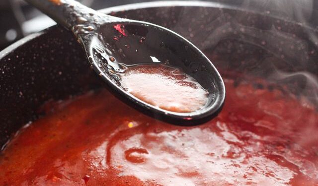 Ingrediente simples que deixa o molho de tomate mais espesso sem usar farinha