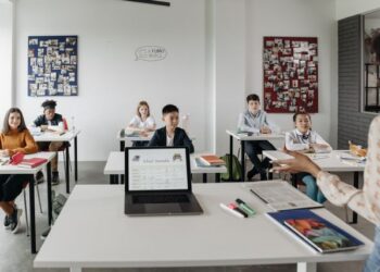 Estudo questiona método usado nas escolas para ensinar alunos a defender opiniões