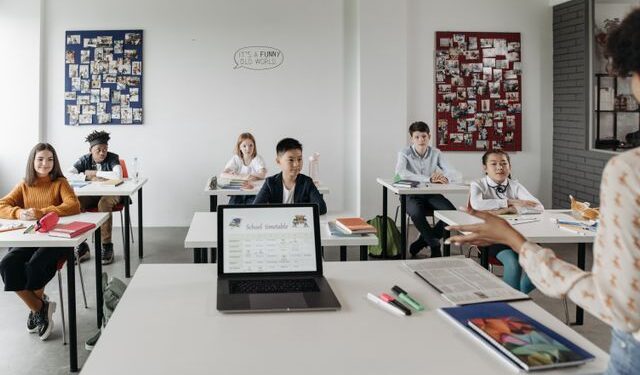 Estudo questiona método usado nas escolas para ensinar alunos a defender opiniões
