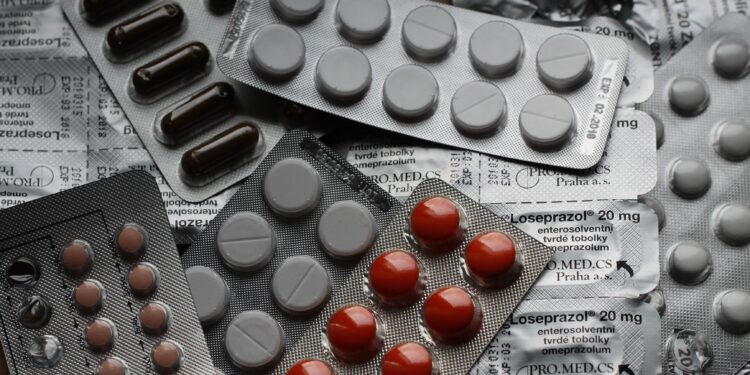 Farmacêutico diz que ibuprofeno de 600 mg pode ter o mesmo efeito do de 400 mg, mas com mais riscos