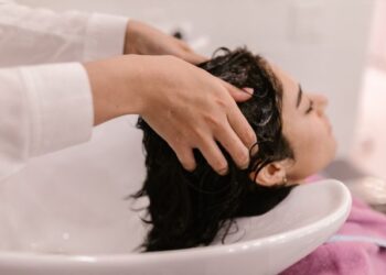 Esqueça apenas o comprimento: nova tendência de beleza começa a tratar o couro cabeludo como a pele do rosto