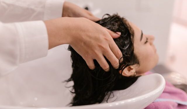 Esqueça apenas o comprimento: nova tendência de beleza começa a tratar o couro cabeludo como a pele do rosto