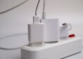 Deixar o carregador do celular na tomada é seguro? Especialistas esclarecem a dúvida