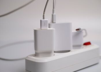 Deixar o carregador do celular na tomada é seguro? Especialistas esclarecem a dúvida