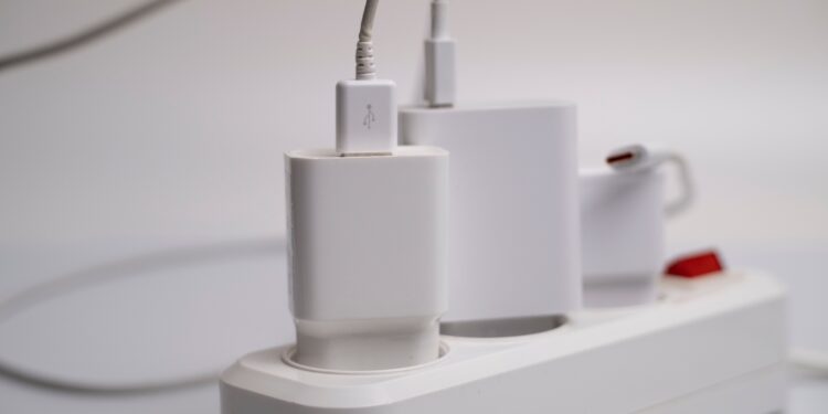 Deixar o carregador do celular na tomada é seguro? Especialistas esclarecem a dúvida