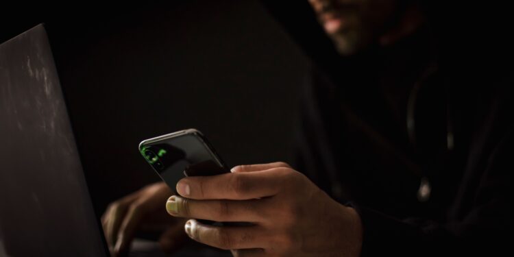 Seu celular pode ser invadido sem você clicar em nada; IA está por trás do novo ataque