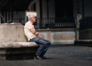Estudo identifica período da vida em que o cérebro muda de forma mais profunda entre os 50 e 75 anos