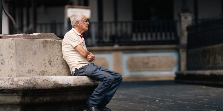 Estudo identifica período da vida em que o cérebro muda de forma mais profunda entre os 50 e 75 anos