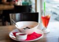Nutricionistas recomendam café da manhã rico em proteínas que fica parecido com pudim e leva poucos minutos