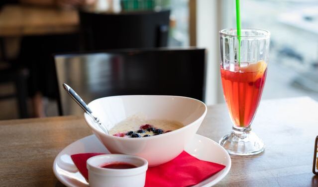 Nutricionistas recomendam café da manhã rico em proteínas que fica parecido com pudim e leva poucos minutos