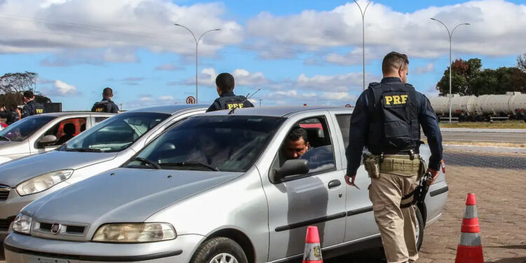 Isso é o que acontece quando o motorista é parado em blitz sem a CNH física e sem o celular