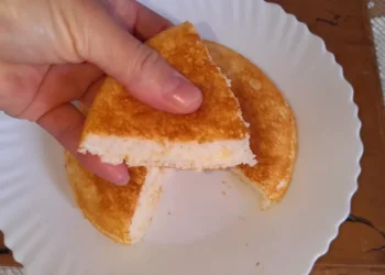 Este pãozinho sem farinha de trigo fica pronto na panela e tem um segredo para não ressecar
