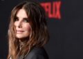 Sandra Bullock, aos 62 anos, sobre sua dieta: “No café da manhã, como iogurte grego com 0% de gordura e, no almoço, uma boa salada de frango”
