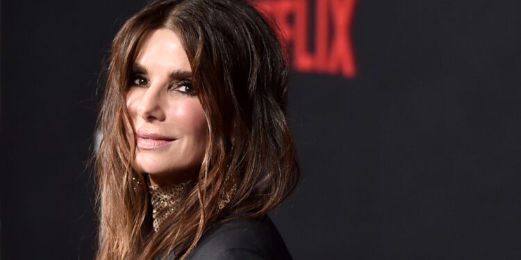 Sandra Bullock, aos 62 anos, sobre sua dieta: “No café da manhã, como iogurte grego com 0% de gordura e, no almoço, uma boa salada de frango”