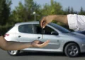 Grupos que podem comprar carro novo ou moto com desconto de 30% após nova regra de isenção de imposto