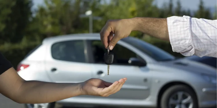 Grupos que podem comprar carro novo ou moto com desconto de 30% após nova regra de isenção de imposto