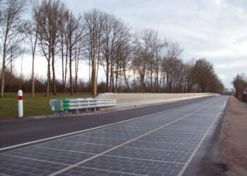 França construiu uma estrada solar que parecia o futuro, mas carros, sujeira e chuva ajudaram a destruí-la