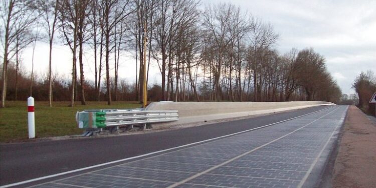 França construiu uma estrada solar que parecia o futuro, mas carros, sujeira e chuva ajudaram a destruí-la