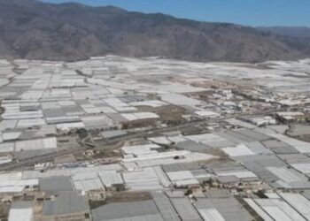 Deserto coberto plástico hoje região