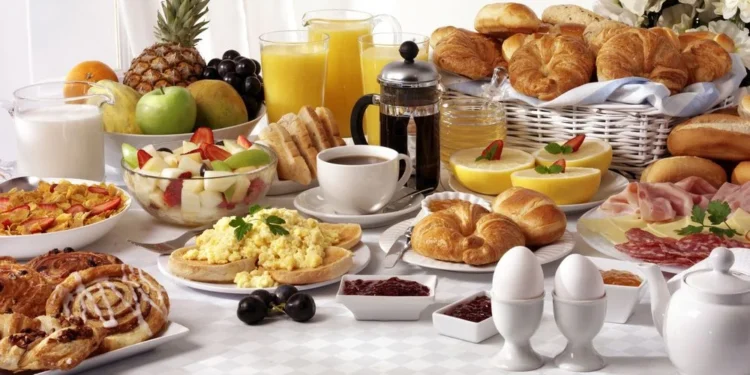 Quer sair da rotina no café da manhã? Esta combinação reúne fibras, proteínas e diferentes acompanhamentos