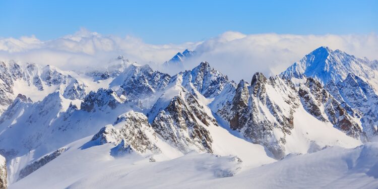 Objetos preservados pelo gelo dos Alpes estão ajudando pesquisadores a reconstruir a vida de antigos habitantes da Europa
