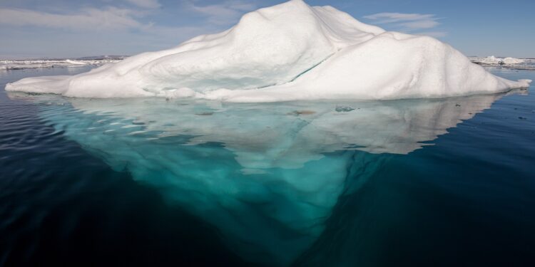 Plano para transportar um iceberg de 2 milhões de toneladas do Alasca acabou com gelo servido em bebidas