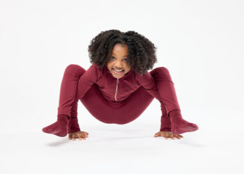 Criança torna jovem instrutora yoga