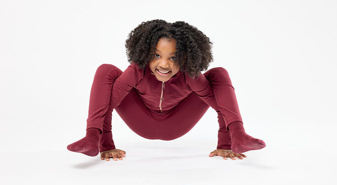 Criança torna jovem instrutora yoga