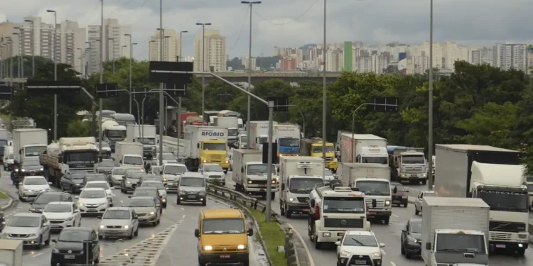 Donos de carros e locadoras podem ter mudanças na cobrança de multas com alteração proposta no CTB