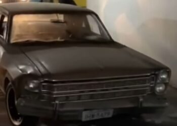 Carro luxo passou parado voltou