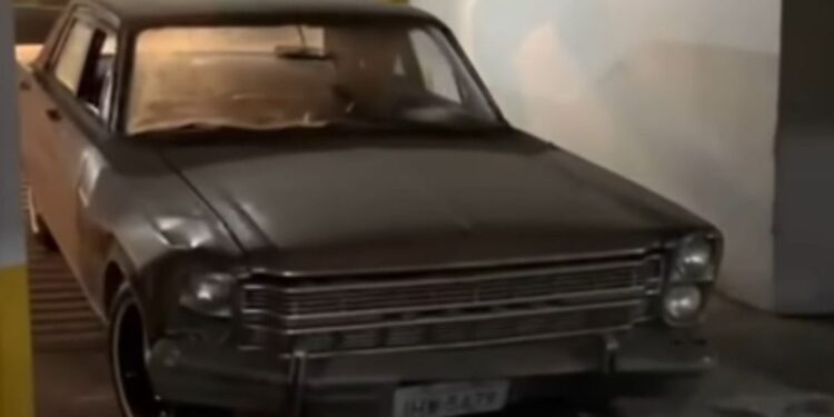Carro luxo passou parado voltou
