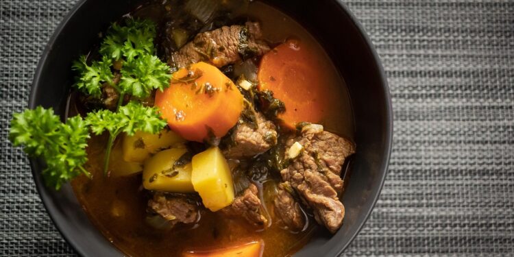 Sopa carne legumes refeição caseira