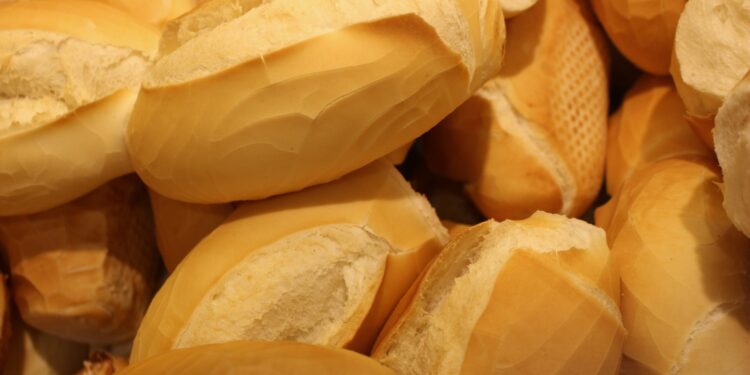 Três truques ajudam a conseguir aquele pão francês com casquinha dourada sem precisar ir à padaria