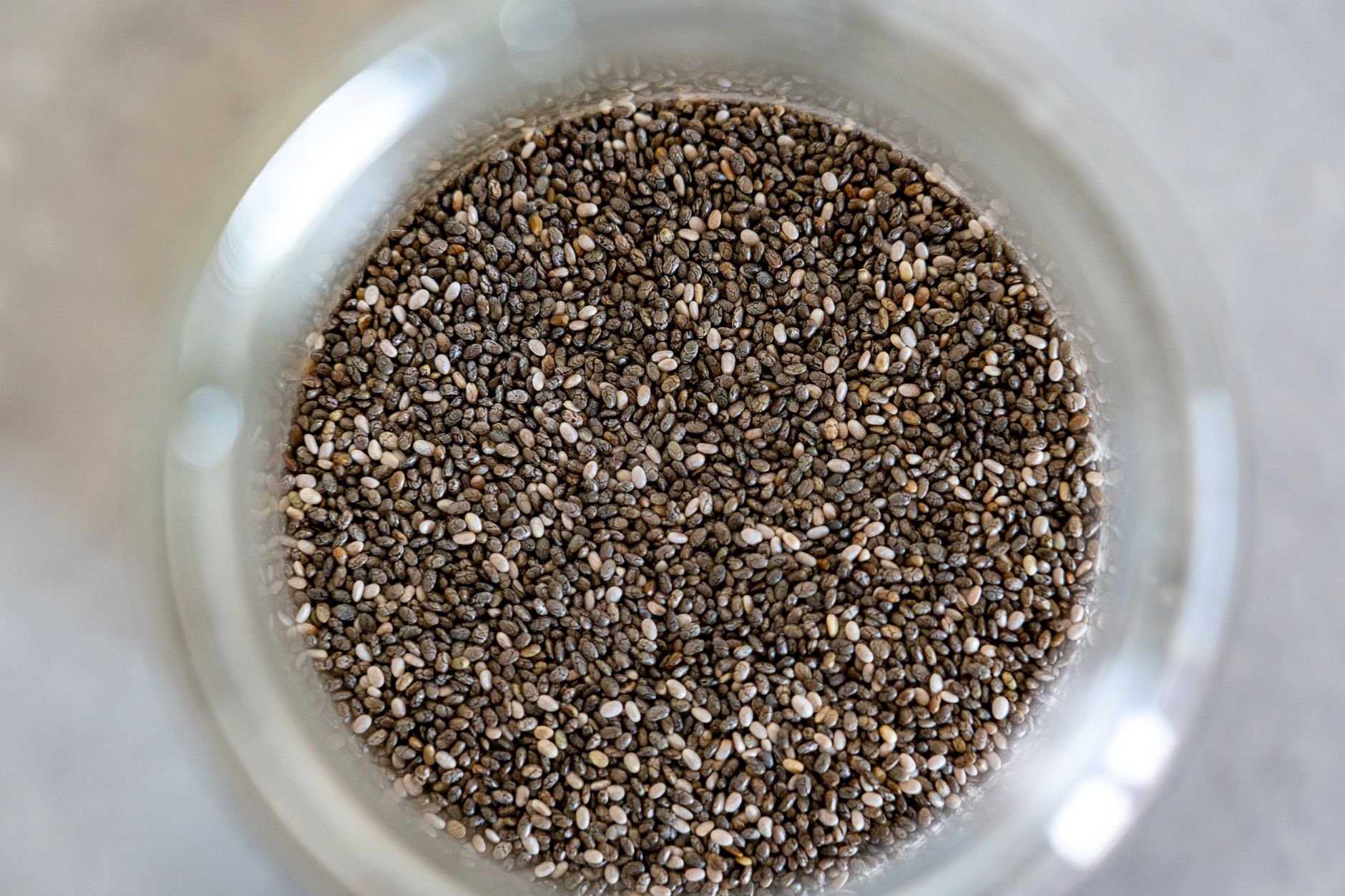 Vista de ângulo elevado de sementes de chia em um pote de vidro, perfeito para cozinhar saudável.