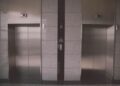 O hábito de cumprimentar pessoas no elevador pode revelar algo sobre sua segurança emocional, segundo psicólogos