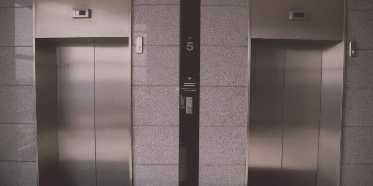 O hábito de cumprimentar pessoas no elevador pode revelar algo sobre sua segurança emocional, segundo psicólogos