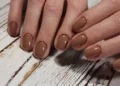 Esta tonalidade de marrom pode ser a próxima escolha para uma manicure elegante