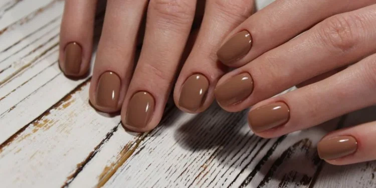 Esta tonalidade de marrom pode ser a próxima escolha para uma manicure elegante