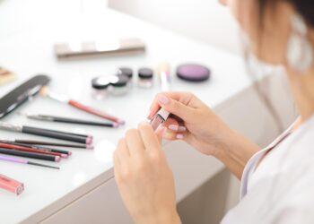 Esponjas pincéis maquiagem acumular sujeira