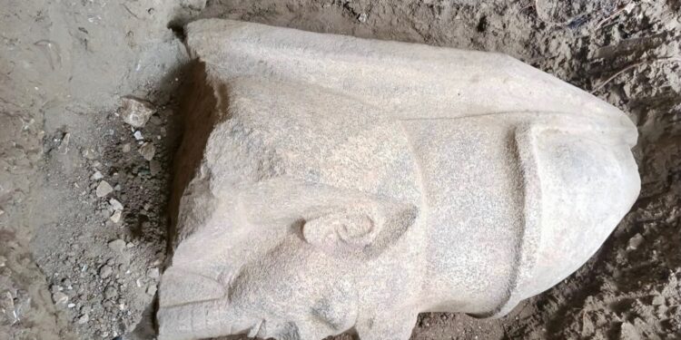 Estátua faraó encontrada acaso egito