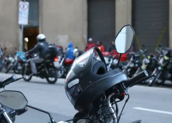 Usar cinto enquanto pilota moto